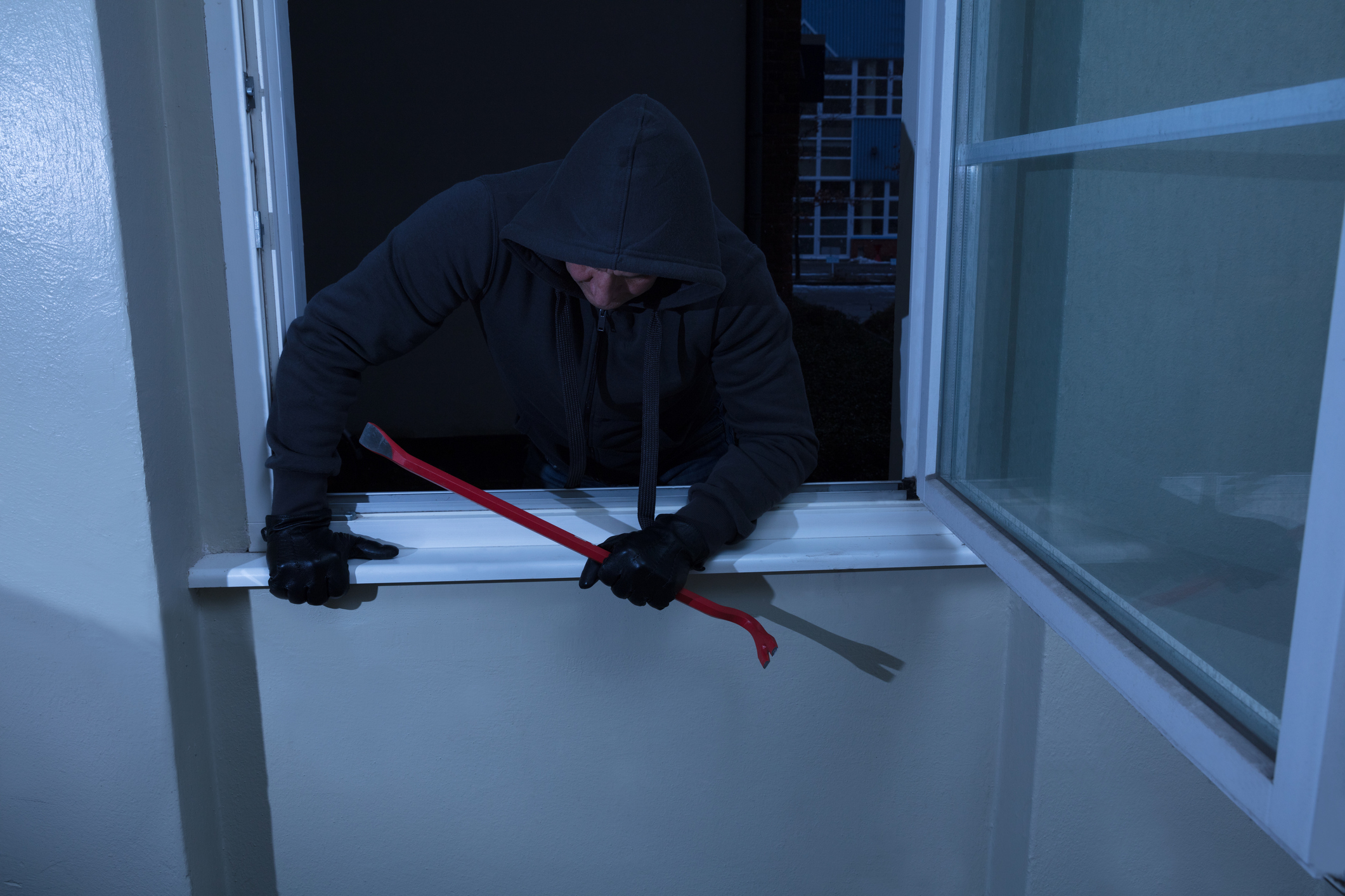 Vendor loses US$9 000, ZiG3 000 in burglary