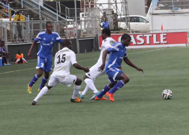 DEFT TOUCH . . . Oscar Machapa (right) bursts through the ZPC Kariba pair of Dexter Phiri and Russell Madamombe during yesterday’s match at Rufaro, while Blessing Moyo (left) closely monitors the situation. — Picture by William Mafunga