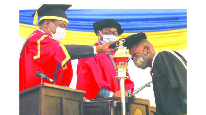 President caps 3 290 at Nust