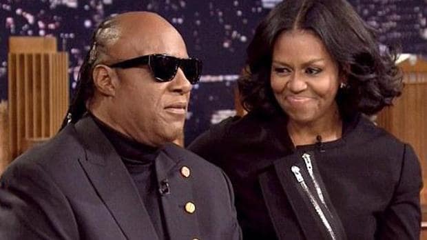 Stevie Wonder serenades Michelle Obama