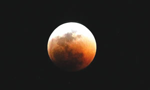 Lunar eclipse entrances thousands