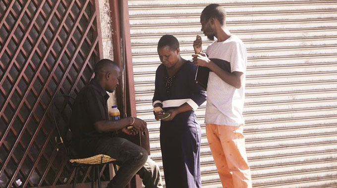 Money changers trickle back into city