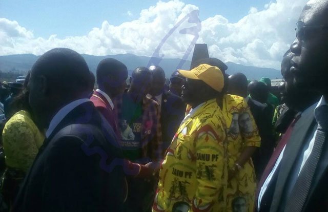 President Mugabe arrives to open the Dangamvura Community Information Centre.