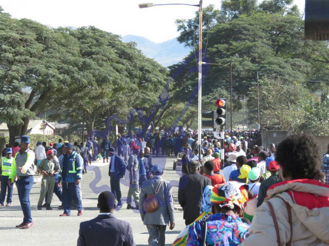 Thousands more are still trying to find their way into Sakubva stadium.