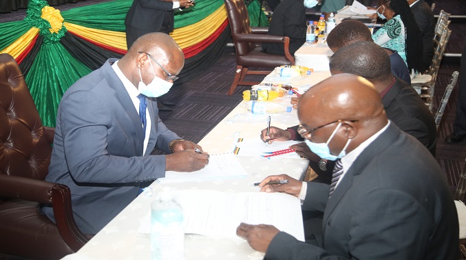Gvt directors sign performance contracts