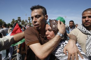 Thousands celebrate freed Palestinian prisoners