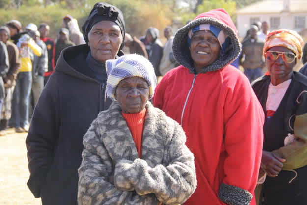 part of the elderly peolple who had kam to cast their ballots in kadoma