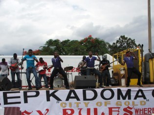 Peter Moyo and his group performing in Kadoma
