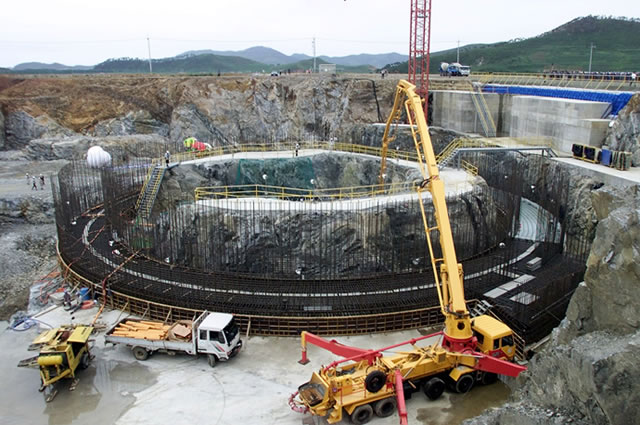 Workers construct a nuclear reactor in the North Korean village of Kumho in this file picture taken August 7, 2002 (Reuters)