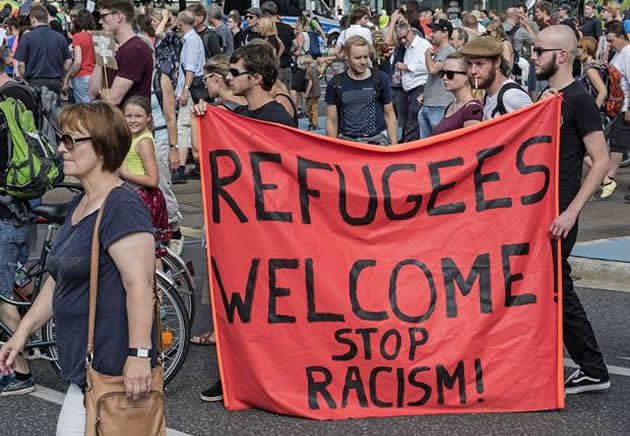 Germans welcome migrants