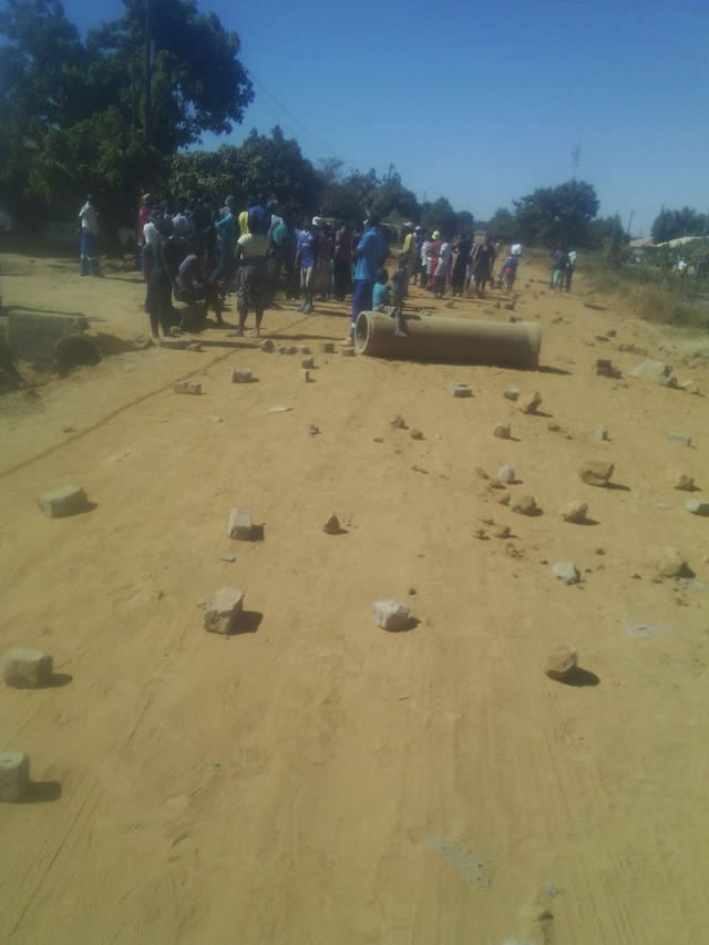 Residents barricade roads over dust