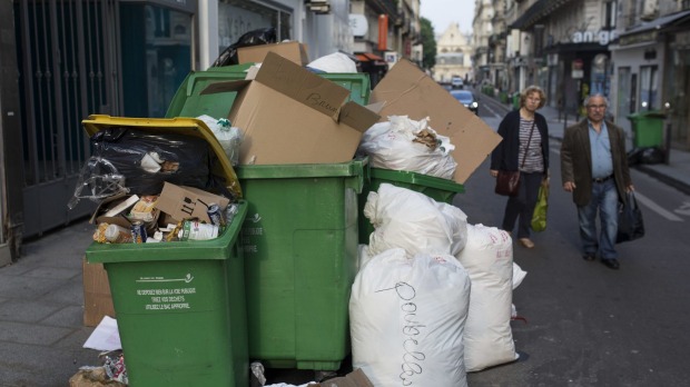 Rubbish piles up on Paris streets