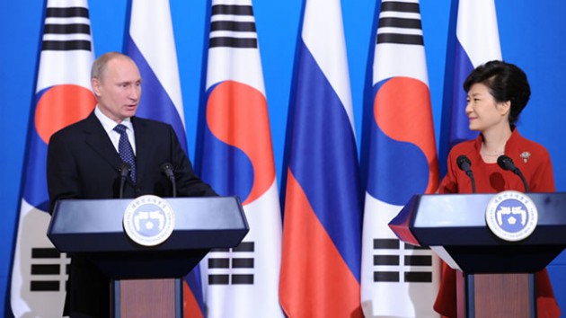 South Korean President Park Geun-Hye (R) and her Russian counterpart Vladimir Putin attend a joint press conference at the presidential Blue House in Seoul, South Korea, on November 13, 2013. Putin arrived in Seoul earlier Wednesday to hold his second summit with Park. The two leaders met on the sidelines of the G20 summit in September in Russia's St. Petersburg. – Xinhua.