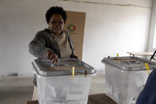 vp mujuru cast her ballot at Chihoko primary school in Dotito, mt darwin IMG_3461 (2)
