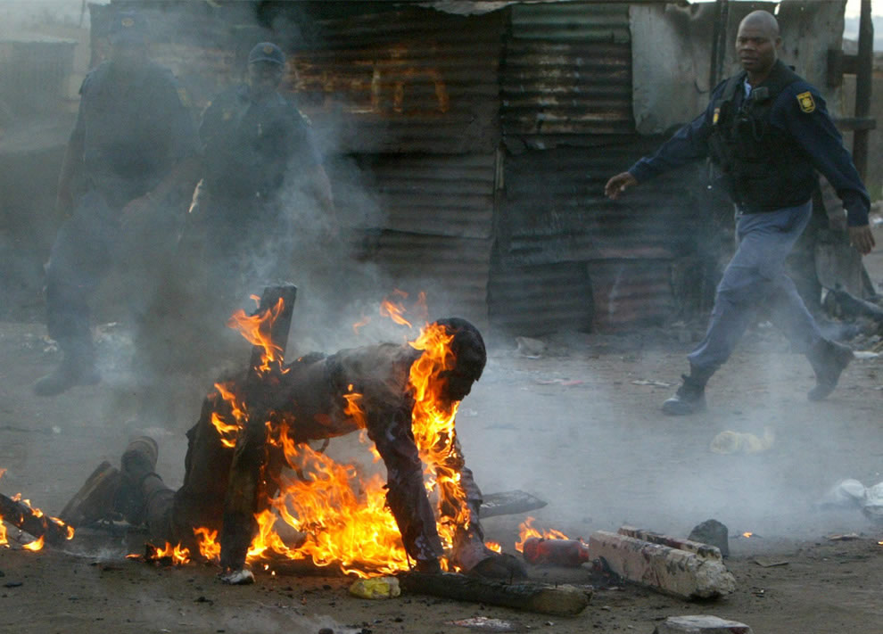 A foreign African set alight by local South African blacks - praag.org