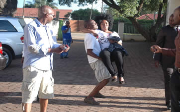 Zahara, promoter get cosy