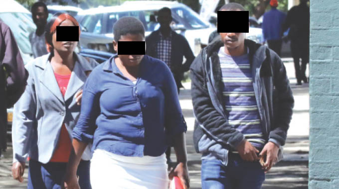Ibhawa bhe ekilasini . . . Umbalisi unatha phambi kwabafundi
