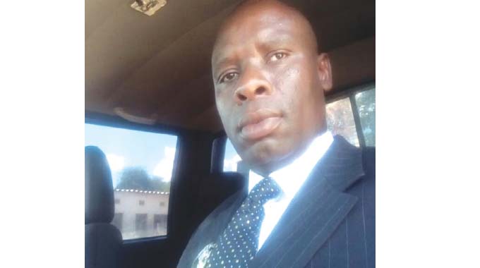 Udlwengula agamule abantwana ababili azibophele
