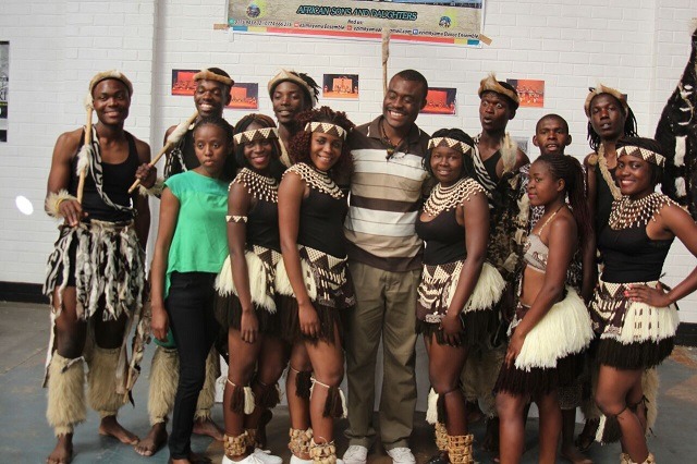 Lipheka idlalade iqembu le-Ezimnyama Arts