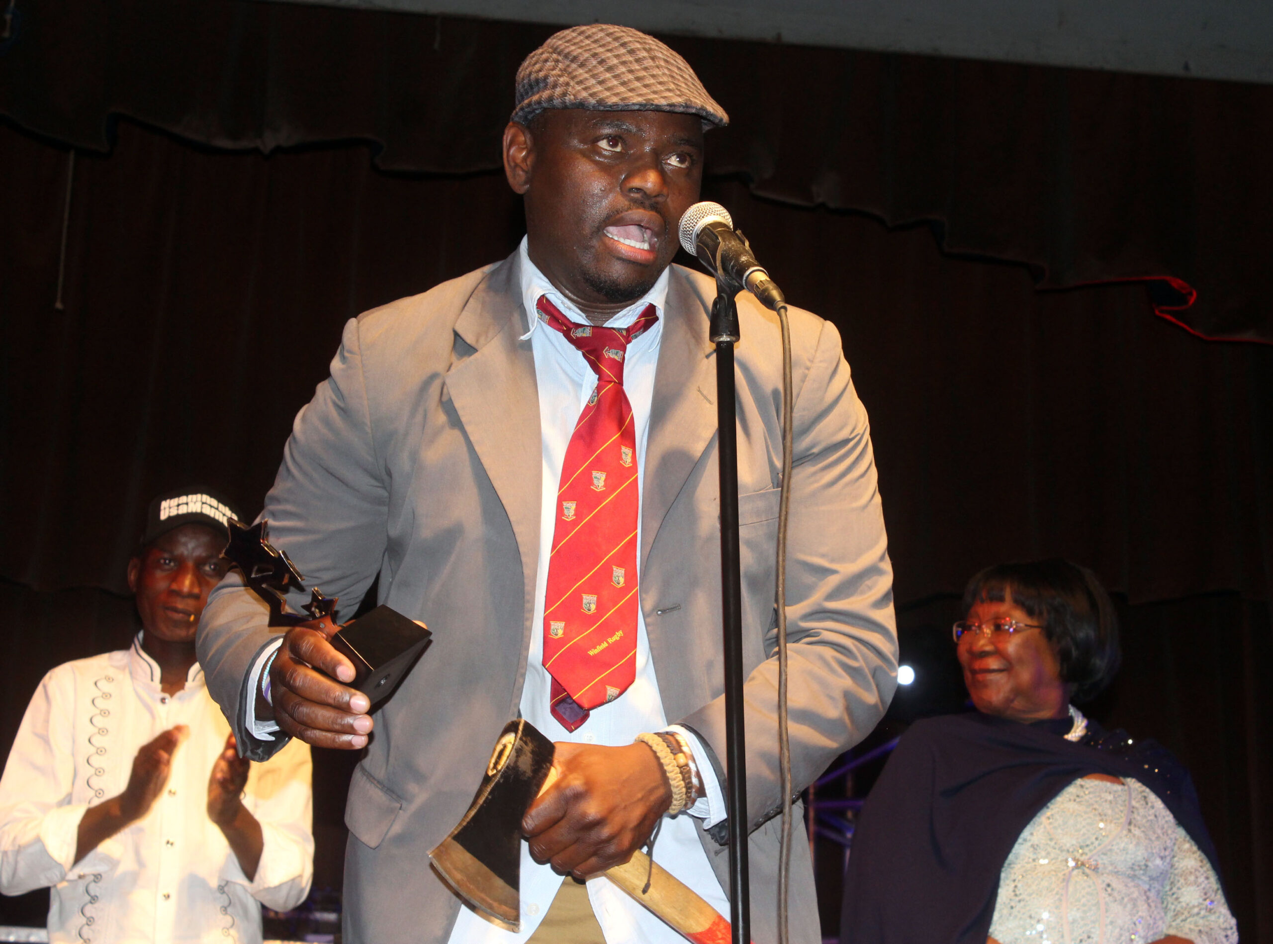Madlela Sikhobokhobo receiving an award (1)