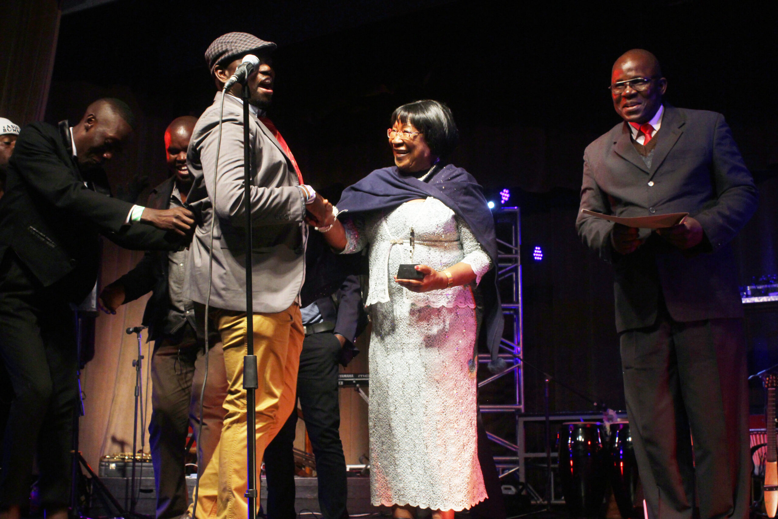 Madlela Sikhobokhobo receiving an award (2)