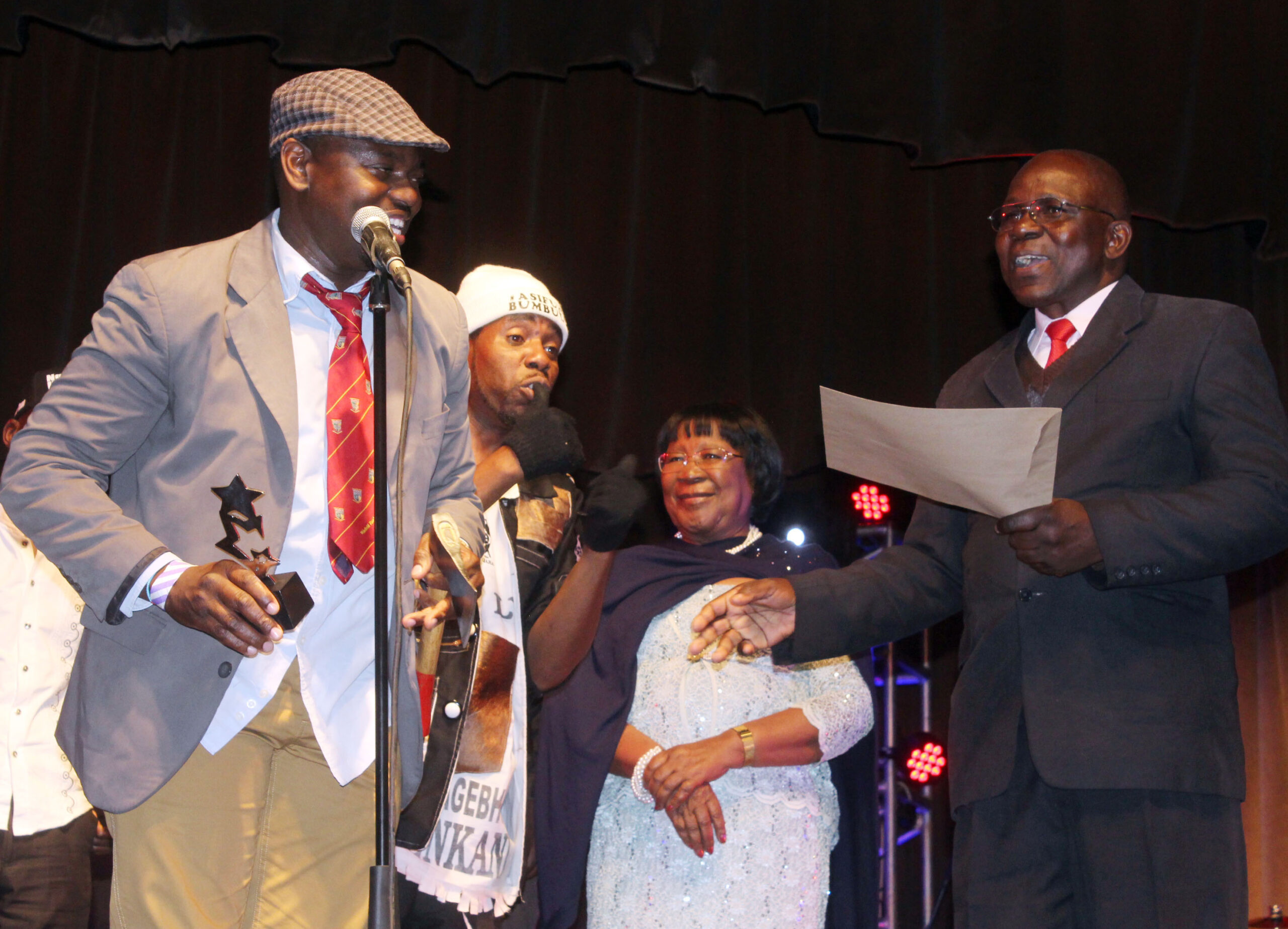 Madlela Sikhobokhobo receiving an award (4)