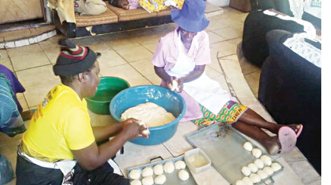 Bazalazo omama bakuWadi 5 . . . ‘Sibone kufanele njengabomama ukuba singahlaleli izandla kodwa ukuthi sisukume siqale umsebenzi wezandla’