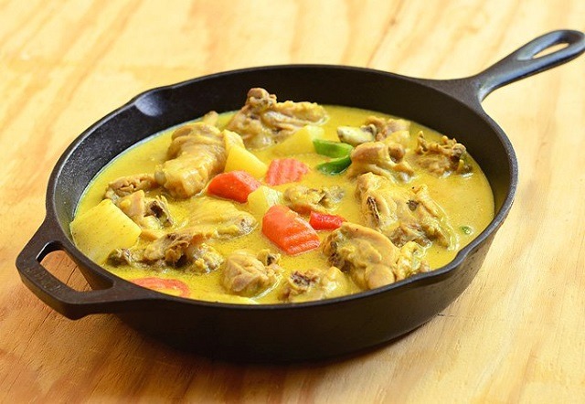 Pheka loMaMoyo: Inkukhu yekhari (curried chicken)