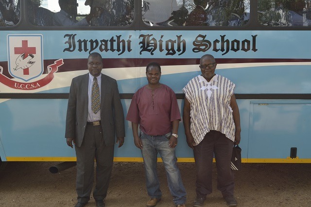 Ababengabafundi banike isikolo ibhasi