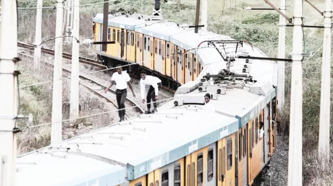 Sekufe izingane ezingu-10 ngokudlala isitabane