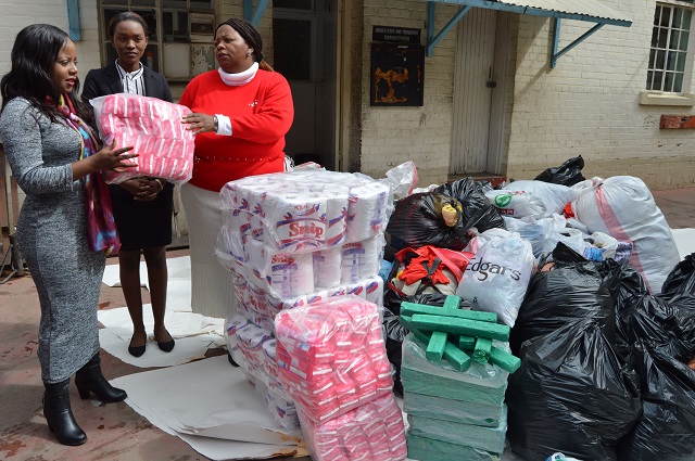 Police, nurses steal flood victims’ food