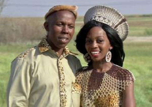 Bathukuthele abalandeli bohlelo i-Our Perfect Wedding
