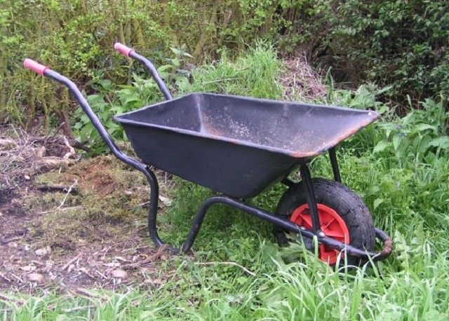 Wheelbarrow war! — Worker cracks teen’s skull with spade after insult at farm