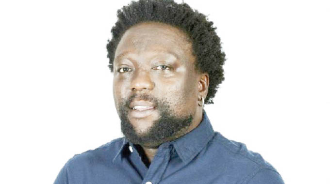 Thieves steal Zola’s clothes