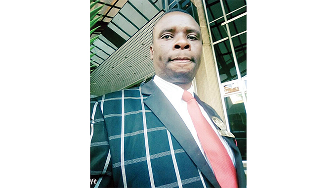 Umuzi uphenduka iSayilomu ngezigqoko zomufi