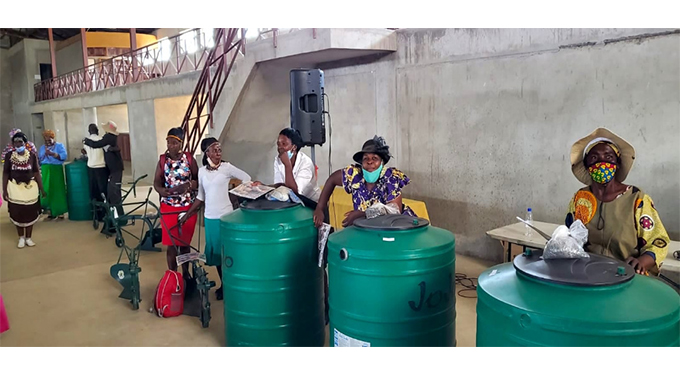 Omama bobuciko: Bathola imvuzo eyehlukeneyo ngokucomba izindlu