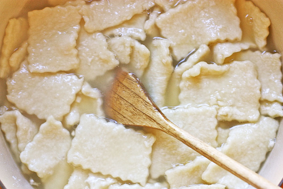 Amathambo lamaqebelengwana efulawa (flour dumplings)