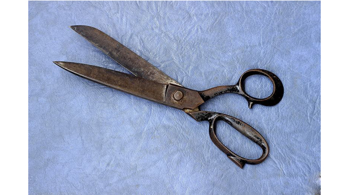 Man flees home after scissors attack