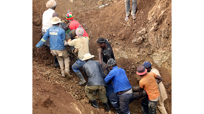Two illegal miners die… 5 trapped as mine shaft collapses – herald