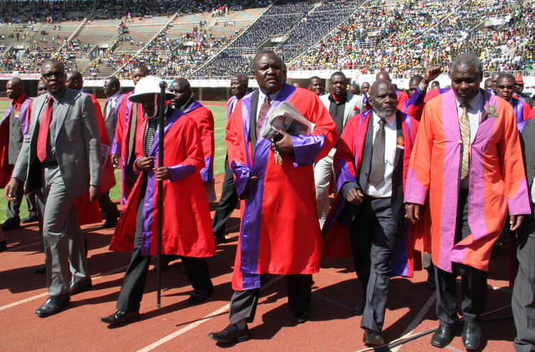 Chiefs want change of regalia