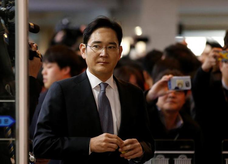 Samsung boss summoned in bribery probe