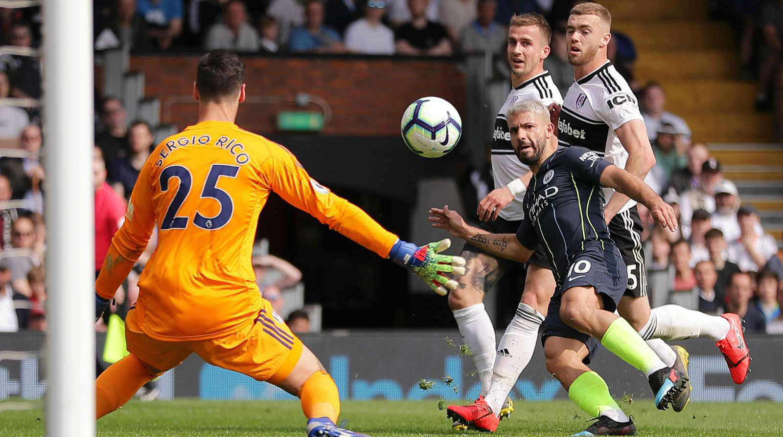 City win, pressure on Liverpool