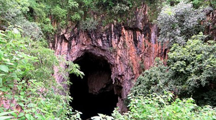 Chinyasikana, a child eating cave