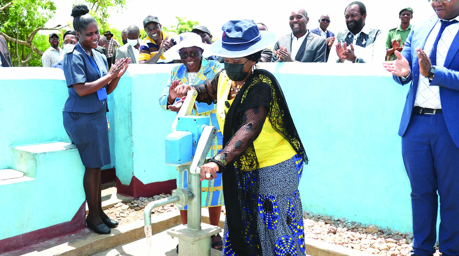 First Lady commissions 34 boreholes in Mt Darwin