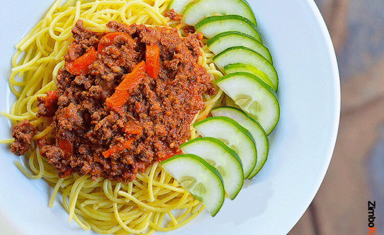 Garlic-flavoured spaghetti and mince