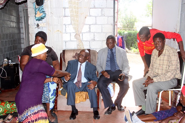 Tshinga Dube donates to mushroom victims family
