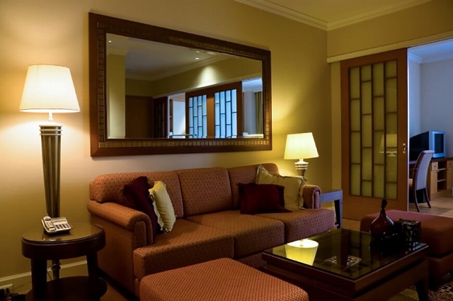 What a mirror does to your home