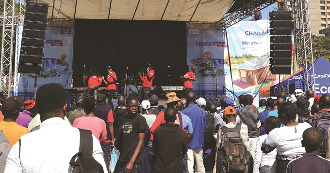 Hundreds at Econet’s Chaka Chaya promo