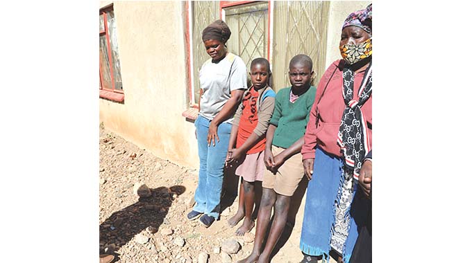 Migration repercussions —three siblings left alone