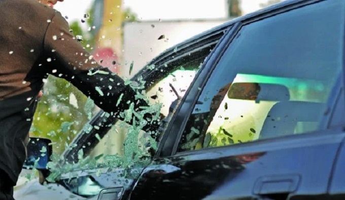 Smash and grab: Robbers get away with US$29 000